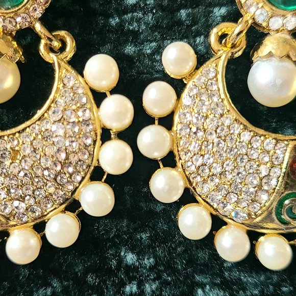 Beautiful- Semi-Precious Green/Clear Stones with Pearls - Round Earrings - Picture 5 of 12